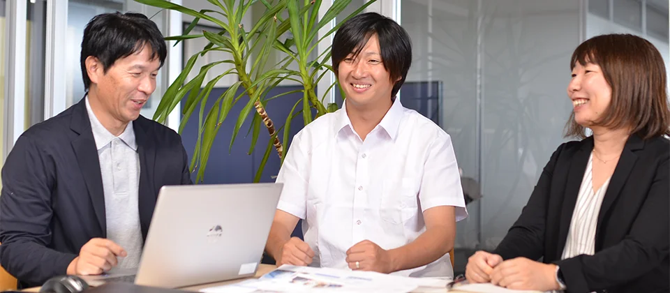 社員と応募希望者が笑顔で話しているイメージ