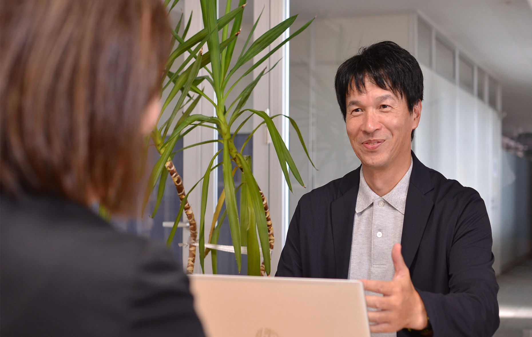 ノートパソコンでオンライン面談を行う社員のイメージ