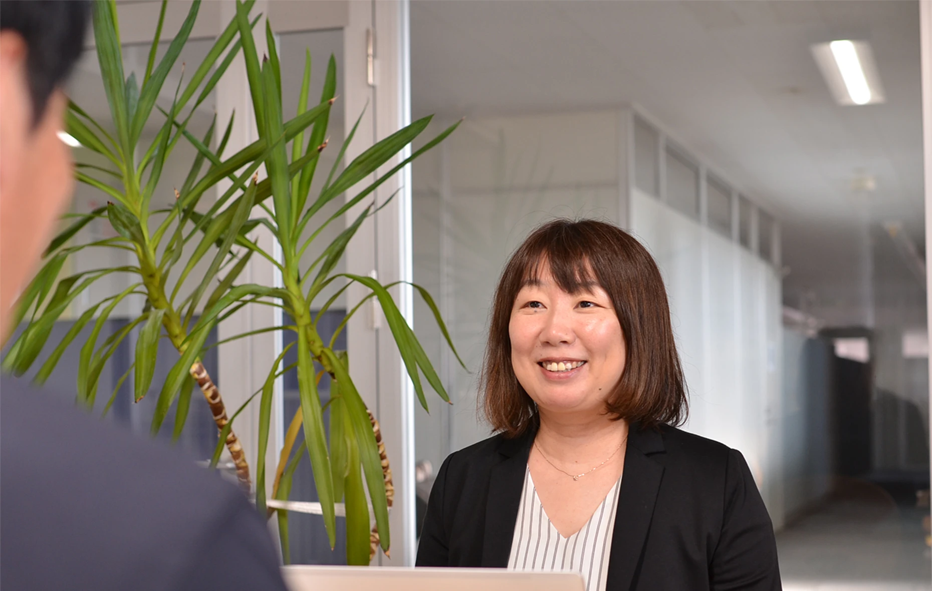 採用担当者と応募希望者が笑顔で話しているイメージ