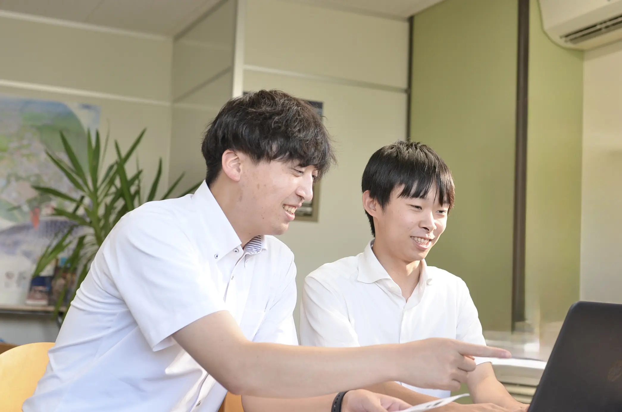 社員が学生に個別フィードバックを行うイメージ