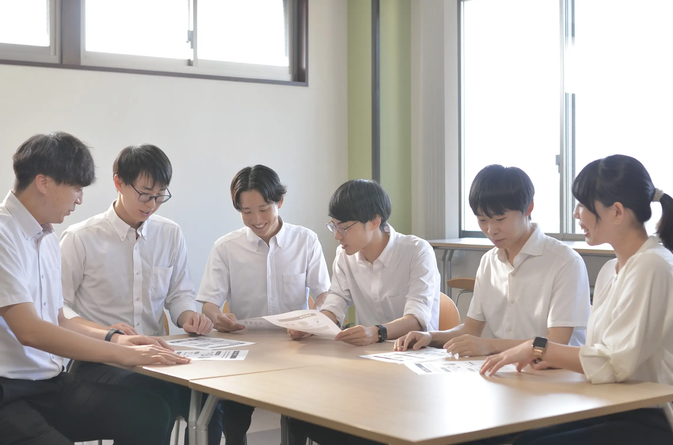 若手社員と学生が座談会で話しているイメージ