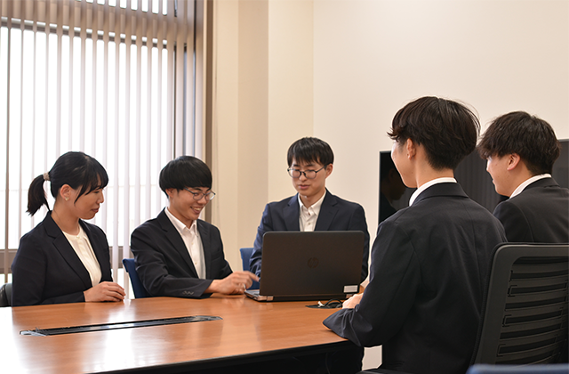 若手社員との座談会イメージ
