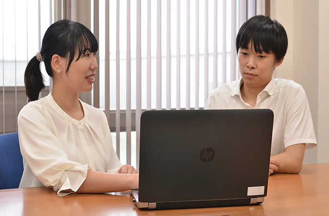 社員からフィードバックを受けるイメージ