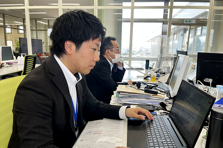 社員Y.Fさんの仕事の様子1