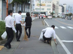 会社周辺のごみ拾いを行いました